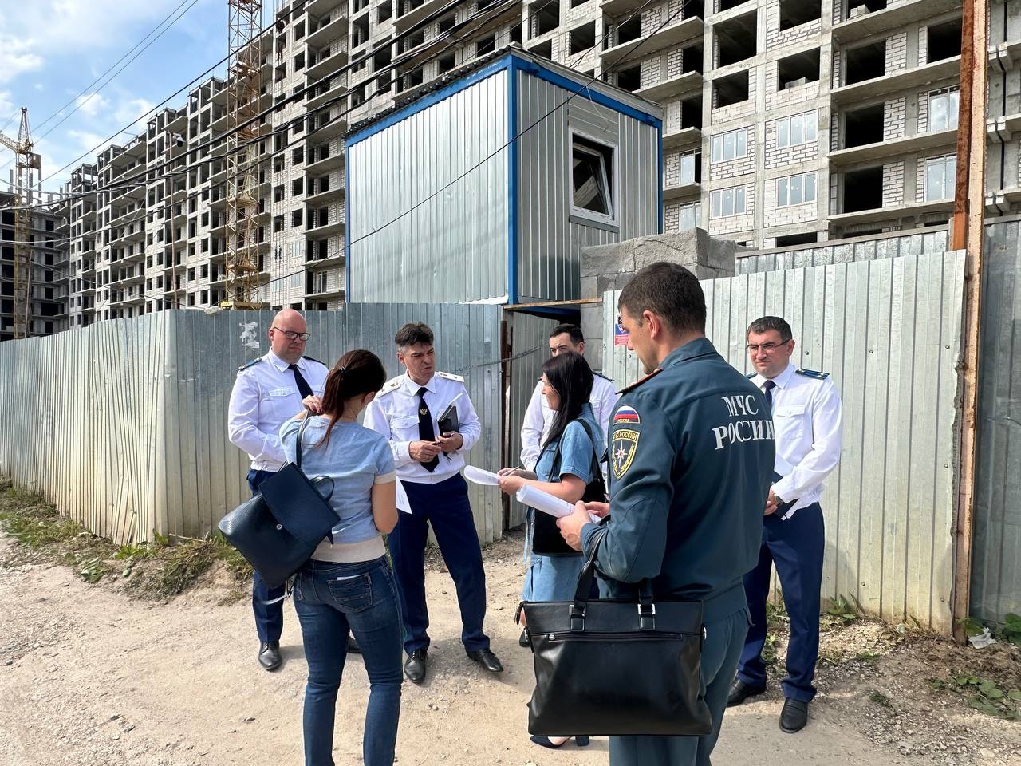 Прокурор области Константин Жиляков встретился на месте строительства ЖК «Калейдоскоп» в городе Калуге с гражданами-участниками долевого строительства